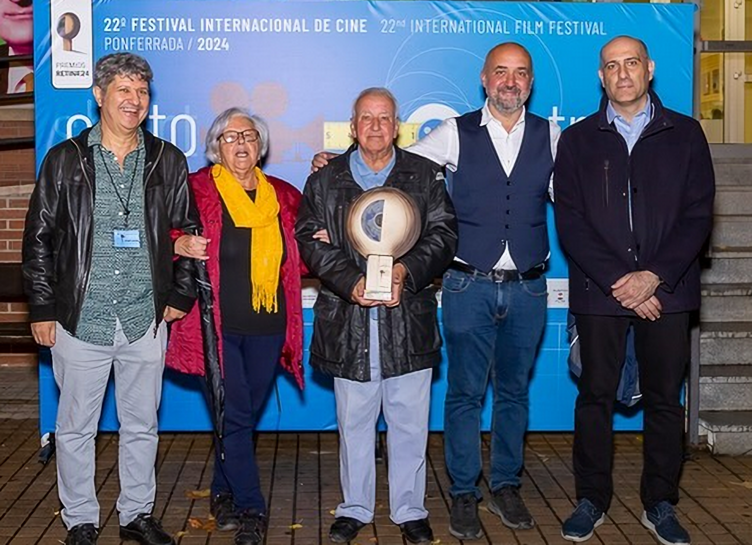 Carlos de Cabo, en el centro, con el premio Retina Especial del Festival Internacional de Cine de Ponferrada