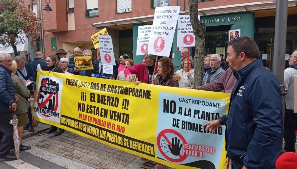 Protesta de los vecinos de Castropodame ante la sede de la Junta en Ponferrada contra la planta de biogás