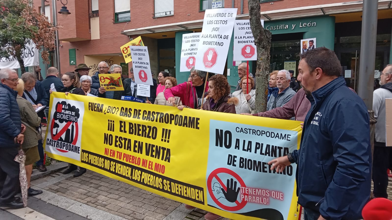 Protesta de los vecinos de Castropodame ante la sede de la Junta en Ponferrada contra la planta de biogás