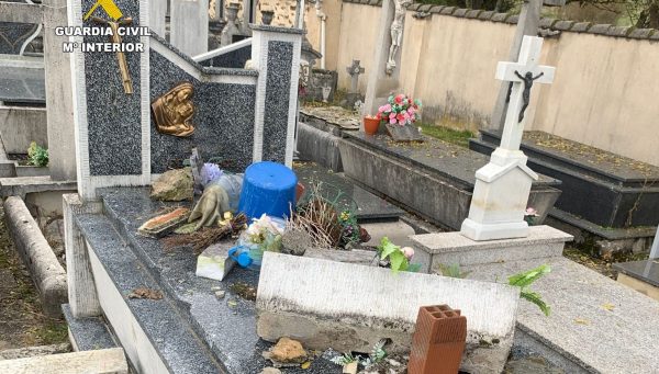 Sepultura vandalizada en el cementerio de Soto y Amío