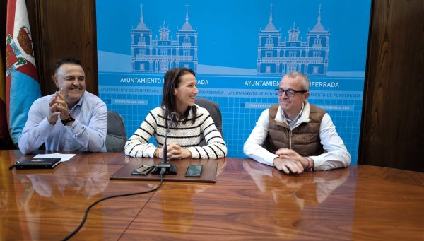 Ángel Molinero, Eva González y Luis Antonio Moreno presentaron el convenio de colaboración entre el Ayuntamiento de Ponferrada y el CD Ponferrada Fútbol.