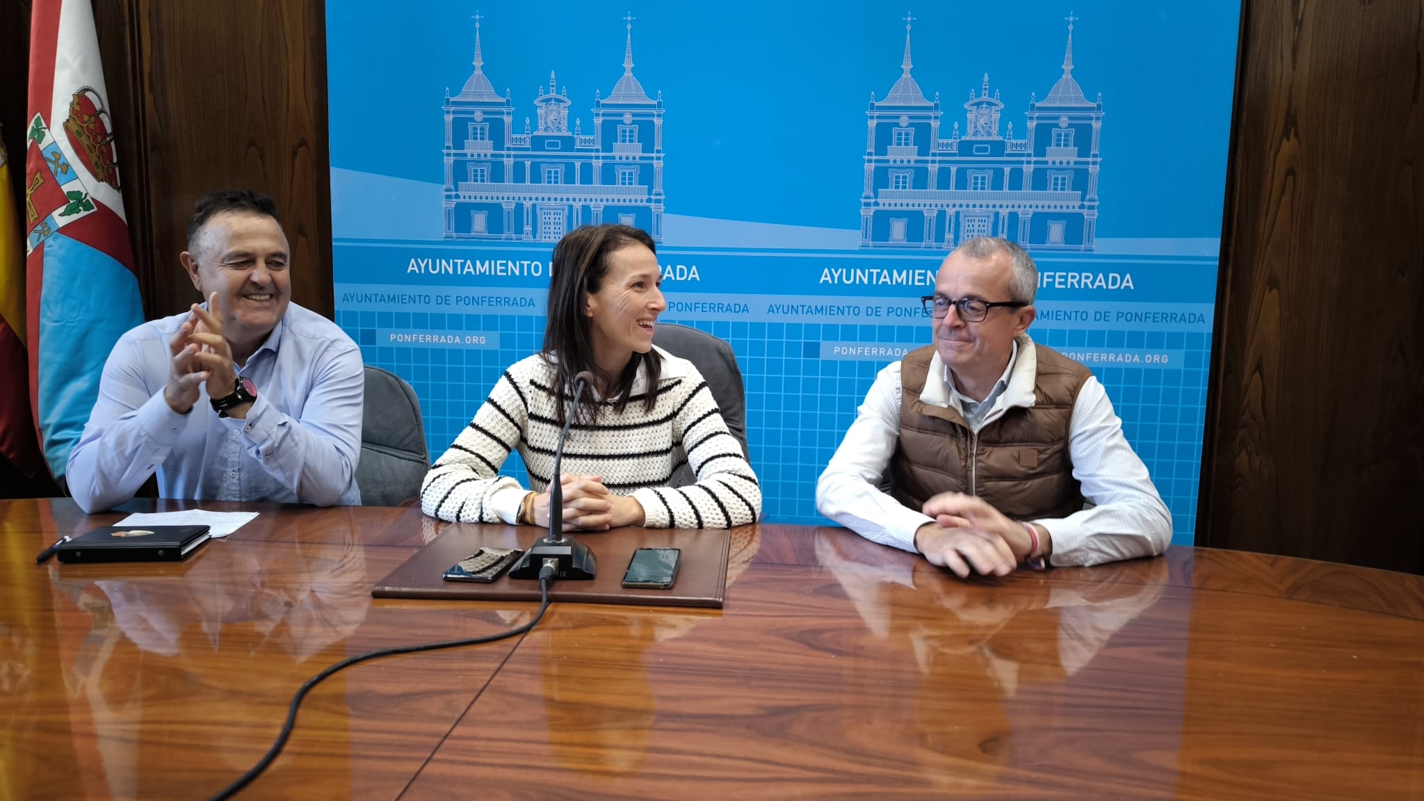 Ángel Molinero, Eva González y Luis Antonio Moreno presentaron el convenio de colaboración entre el Ayuntamiento de Ponferrada y el CD Ponferrada Fútbol.