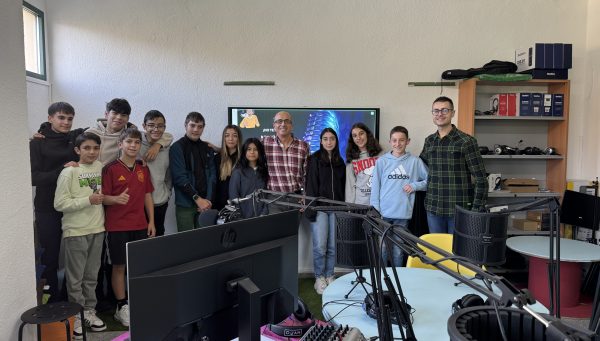 El director de Cementos Cosmos, Jaime Santoalla, junto a alumnos y docentes del colegio de Toral de los Vados.