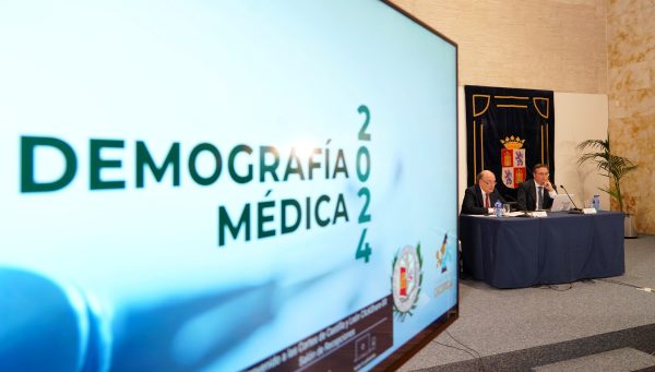 El presidente del Consejo de Colegios Oficiales Médicos de Castilla y León, José Luis Díaz Villarig, y el presidente del Colegio de Médicos de Segovia, Graciliano Estrada, presentan el estudio ‘Demografía médica en Castilla y León’