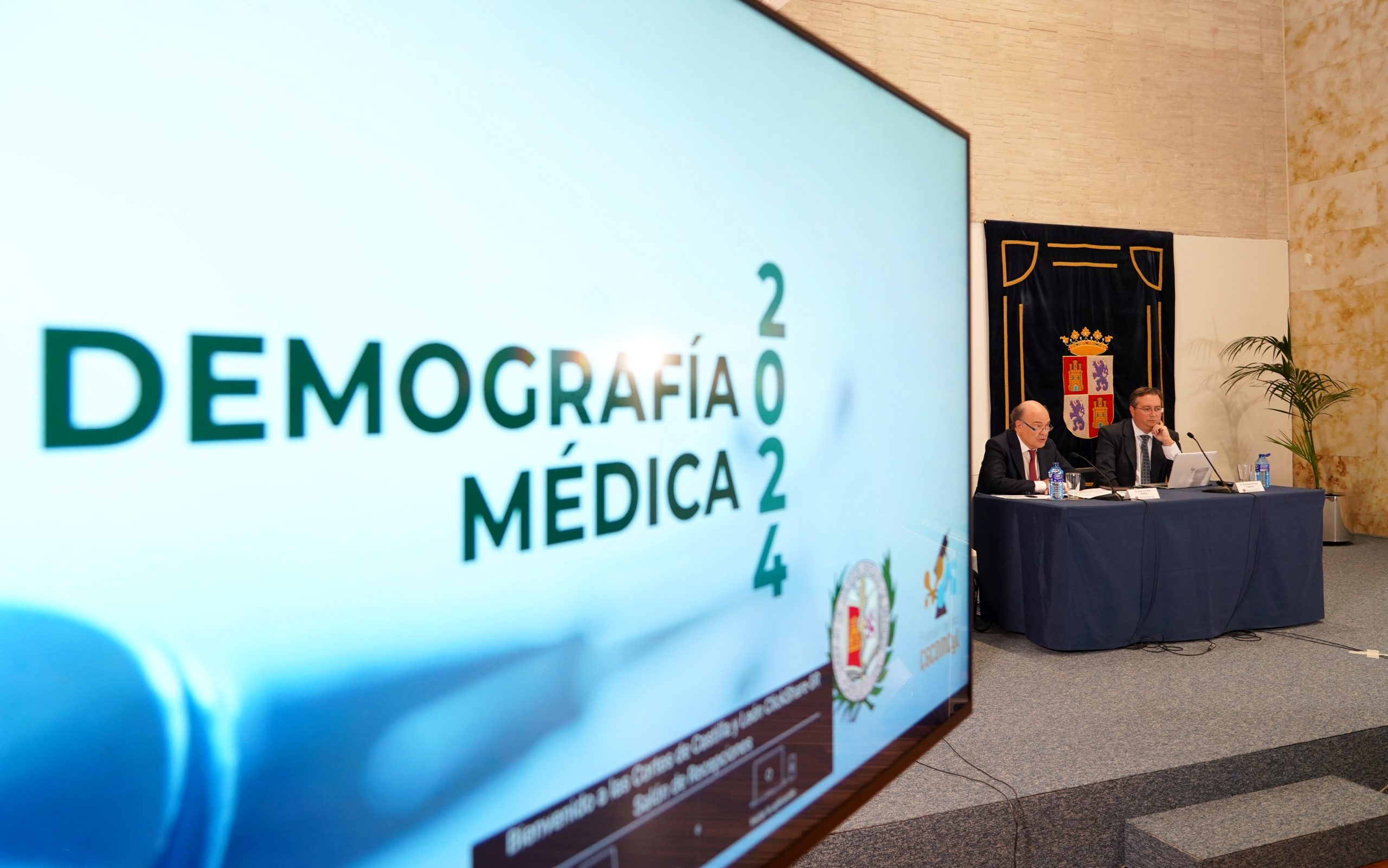 El presidente del Consejo de Colegios Oficiales Médicos de Castilla y León, José Luis Díaz Villarig, y el presidente del Colegio de Médicos de Segovia, Graciliano Estrada, presentan el estudio ‘Demografía médica en Castilla y León’