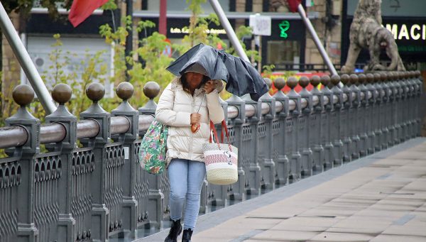 La borrasca Kirk deja lluvia y fuertes rachas de viento en la capital leonesa