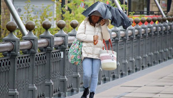 La borrasca Kirk deja lluvia y fuertes rachas de viento en la capital leonesa