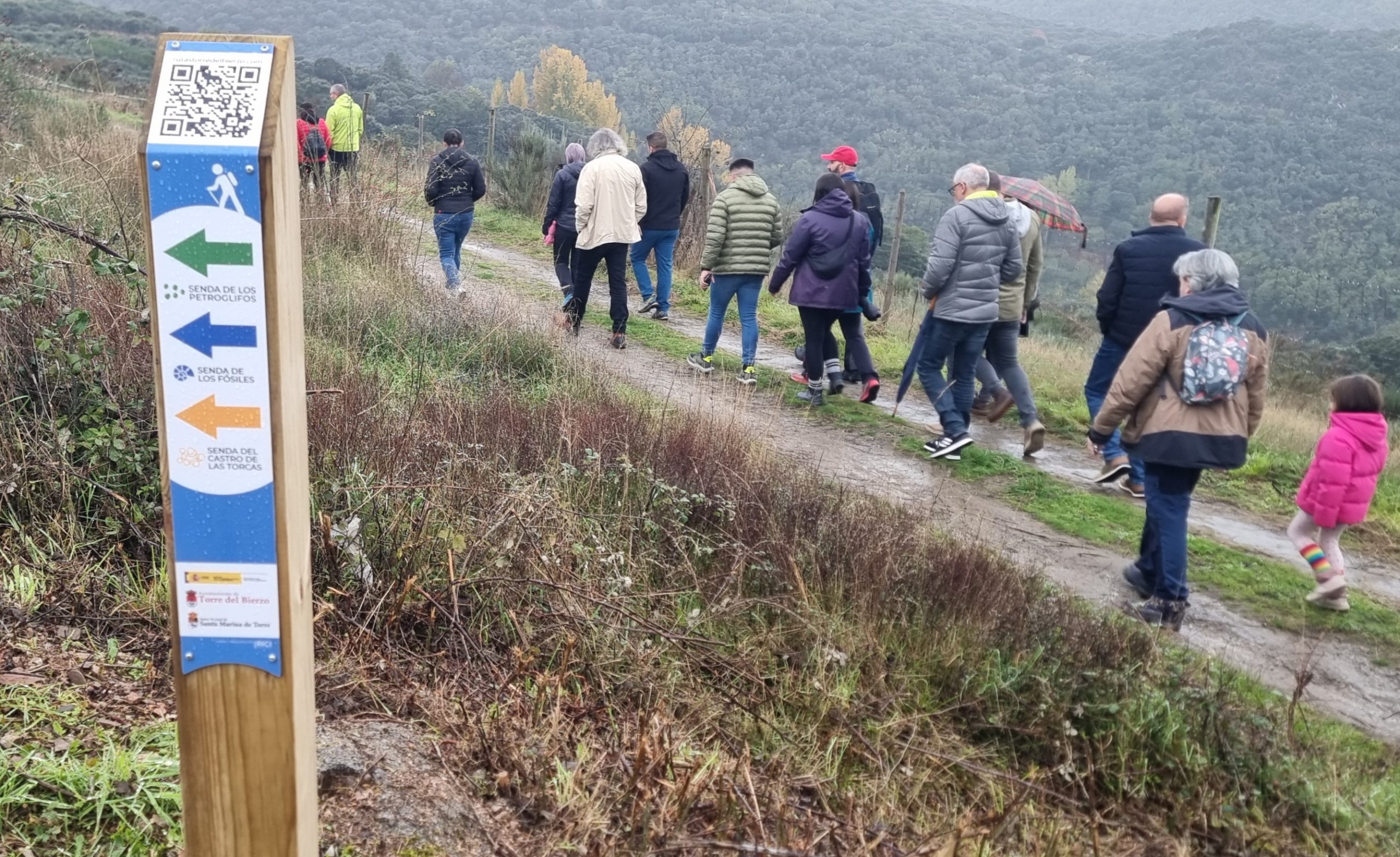 Éxito en la I Ruta Literaria por la Senda de los Petroglifos en Santa Marina de Torre