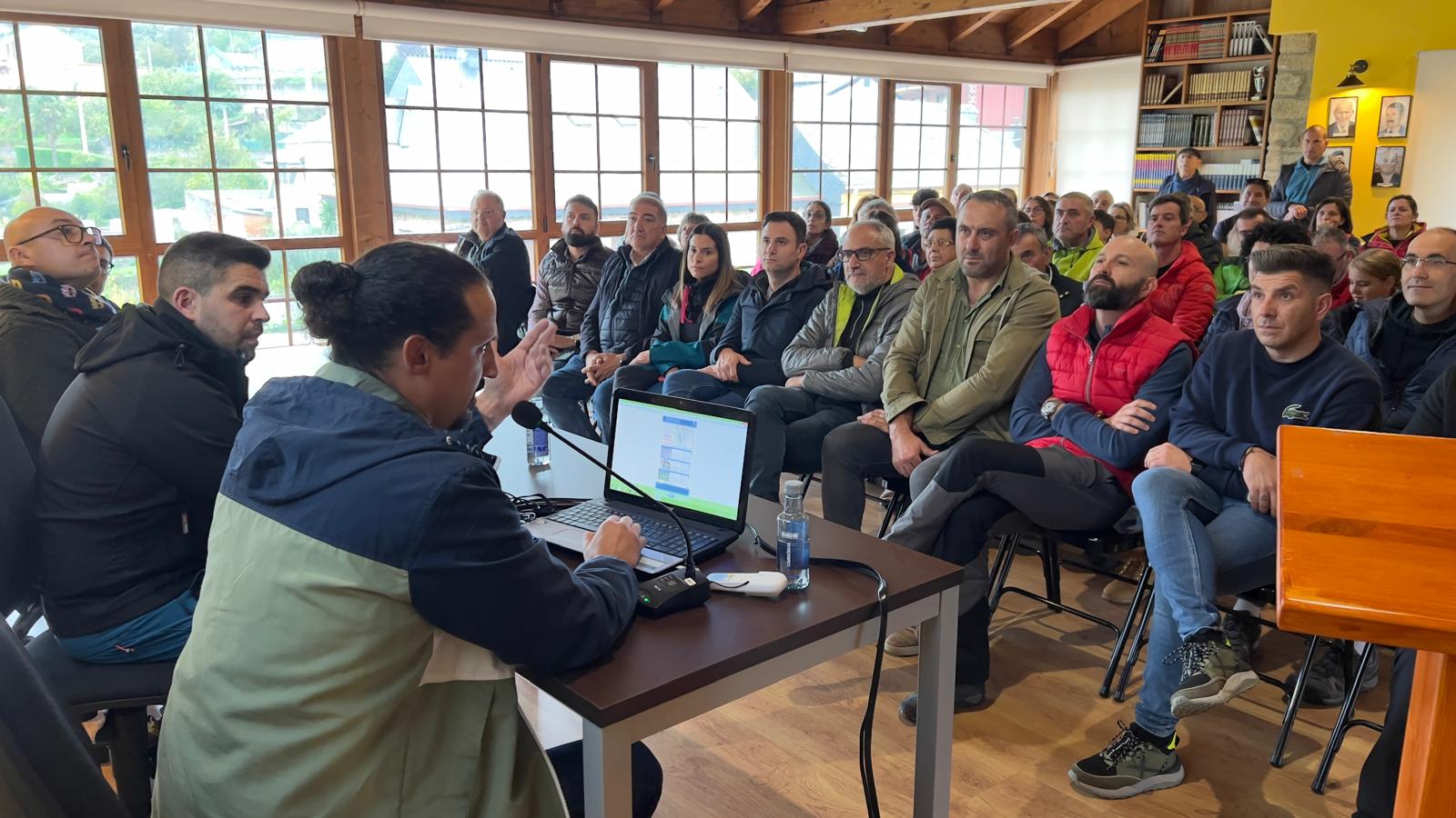 Éxito en la I Ruta Literaria por la Senda de los Petroglifos en Santa Marina de Torre