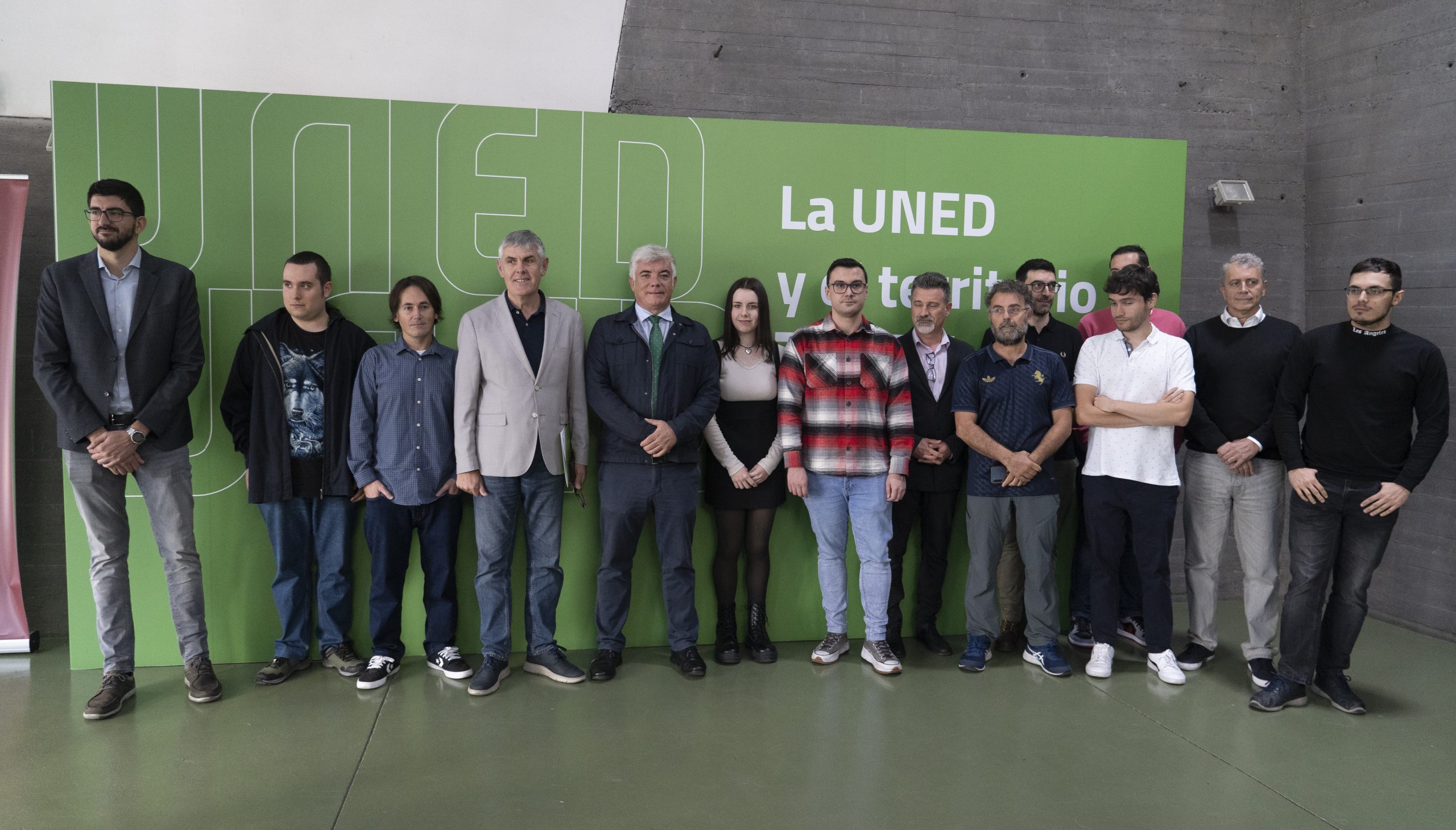 El director de la Universidad Nacional de Educación a Distancia en Ponferrada, Jorge Vega, junto al responsable de Gabinete de Dirección, Relaciones Institucionales y Eventos del INCIBE, Luis Hidalgo, junto a lo primeros becados que se incorporan al equipo de la cátedra de Incibe-UNED en Ponferrada. / César Sánchez