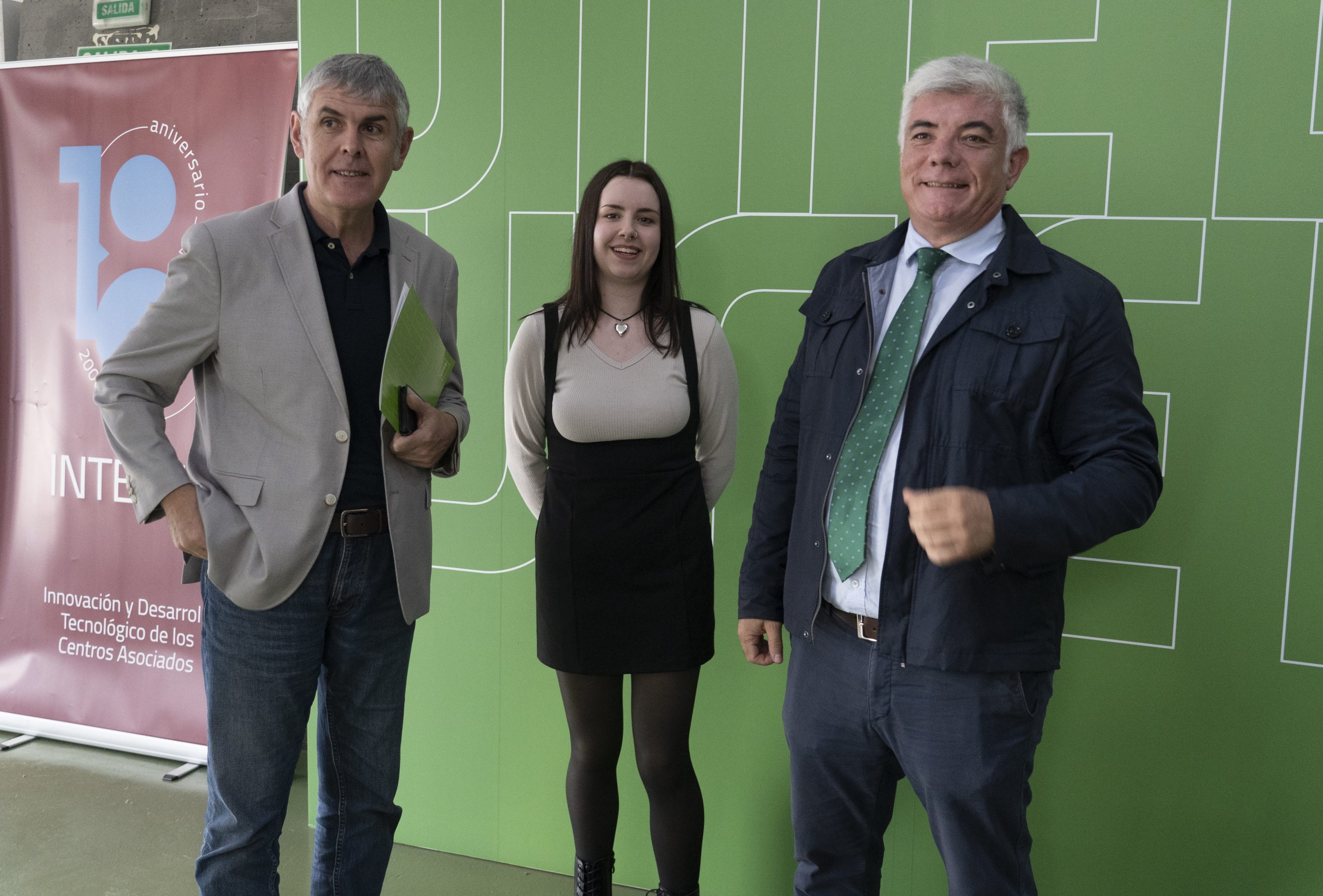 El director de la Universidad Nacional de Educación a Distancia en Ponferrada, Jorge Vega, junto al responsable de Gabinete de Dirección, Relaciones Institucionales y Eventos del INCIBE, Luis Hidalgo, junto a lo primeros becados que se incorporan al equipo de la cátedra de Incibe-UNED en Ponferrada. / César Sánchez