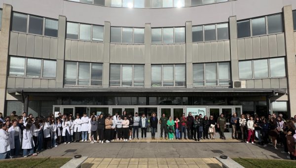 La comunidad universitaria de Ponferrada guarda un minuto de silencio por los fallecidos de la DANA