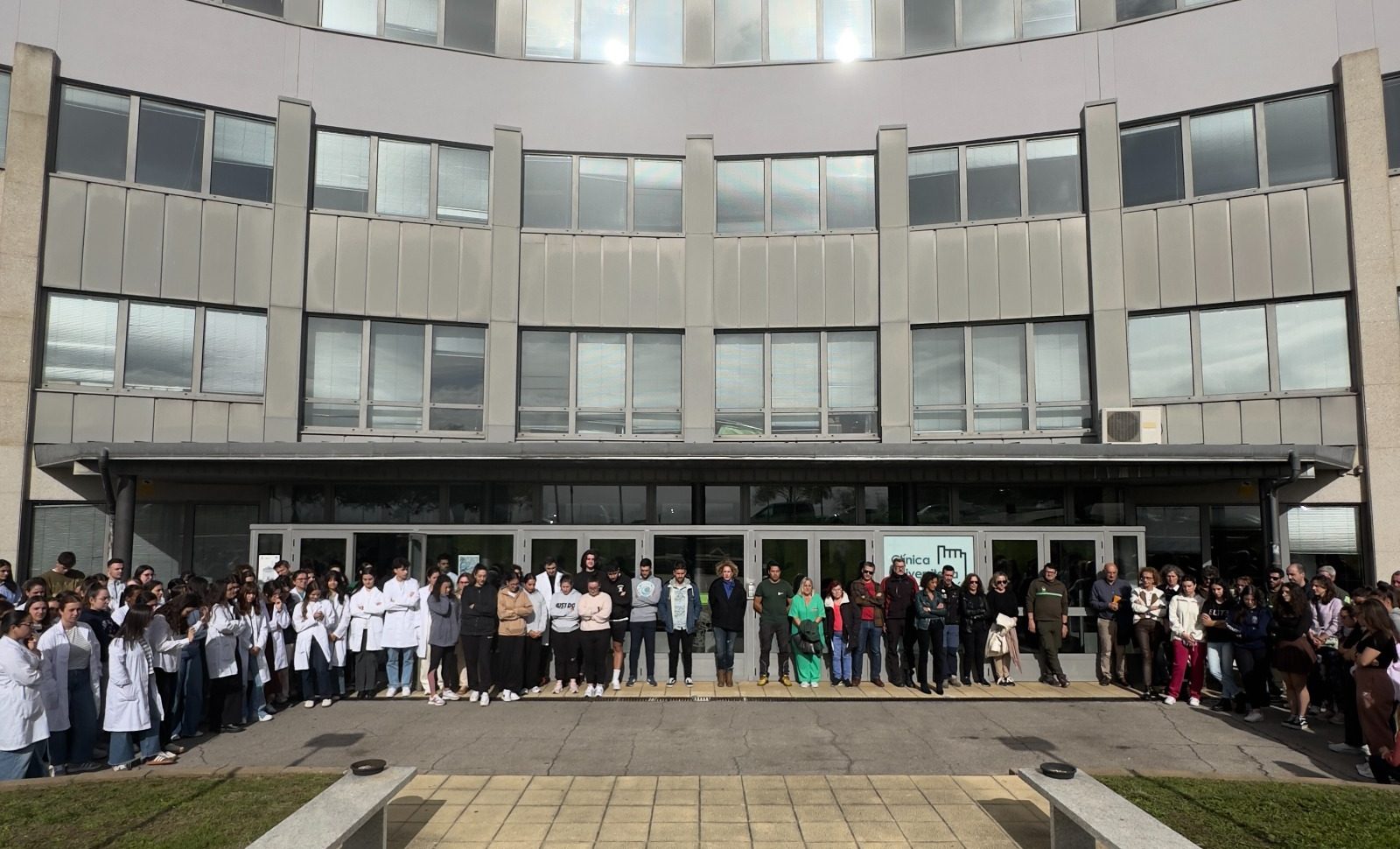 La comunidad universitaria de Ponferrada guarda un minuto de silencio por los fallecidos de la DANA