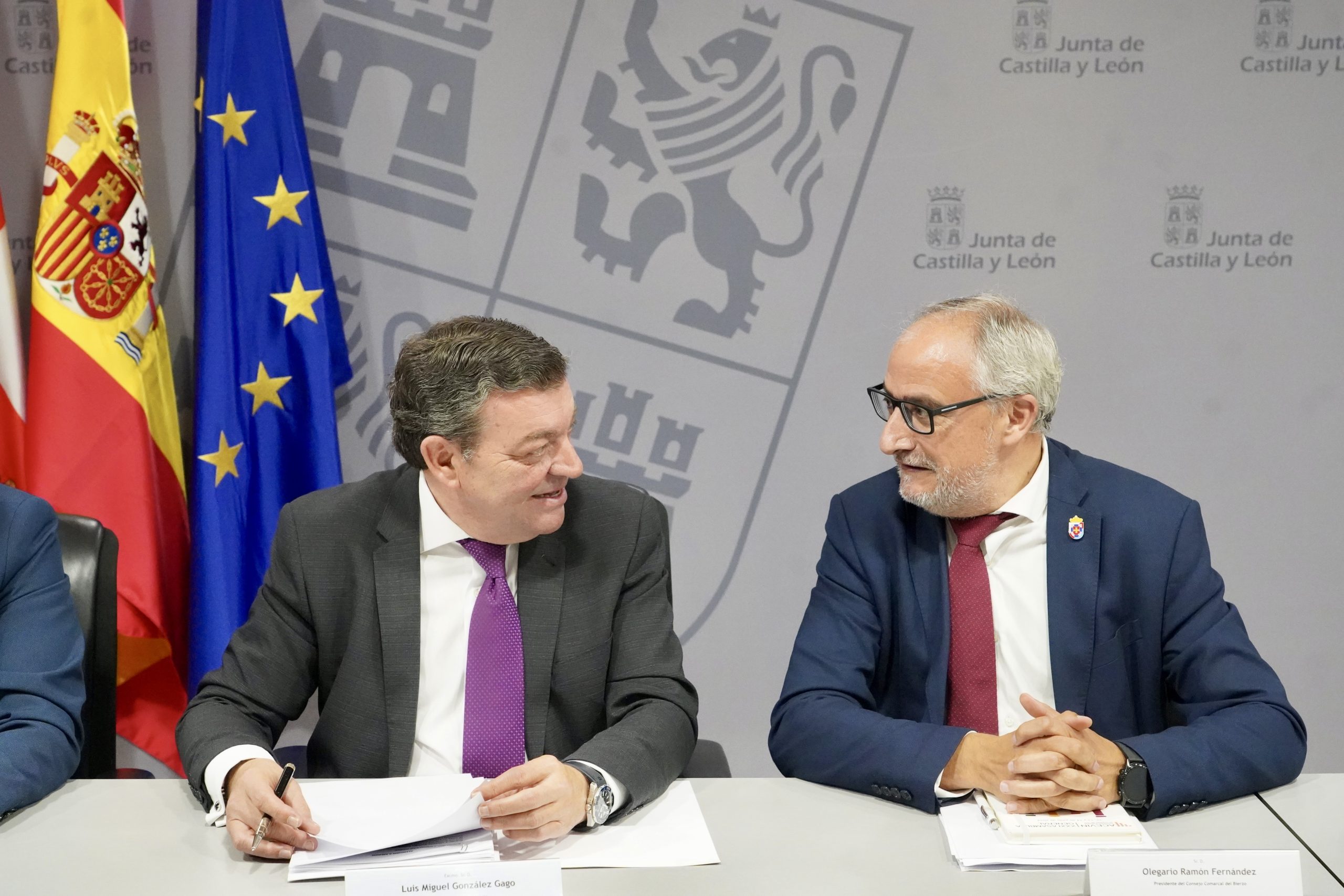 El consejero de la Presidencia, Luis Miguel González Gago, y el presidente del Consejo Comarcal de El Bierzo, Olegario Ramón, comparecen en rueda de prensa tras la reunión de seguimiento del convenio entre la Junta de Castilla y León y el Consejo Comarcal