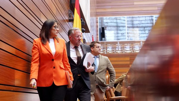 Las Cortes acuerdan por asentimiento suspender la sesión ante los efectos de la DANA. En la imagen el presidente de las Cortes Carlos Pollán junto a la vicerpresidenta segunda Ana Sánchez