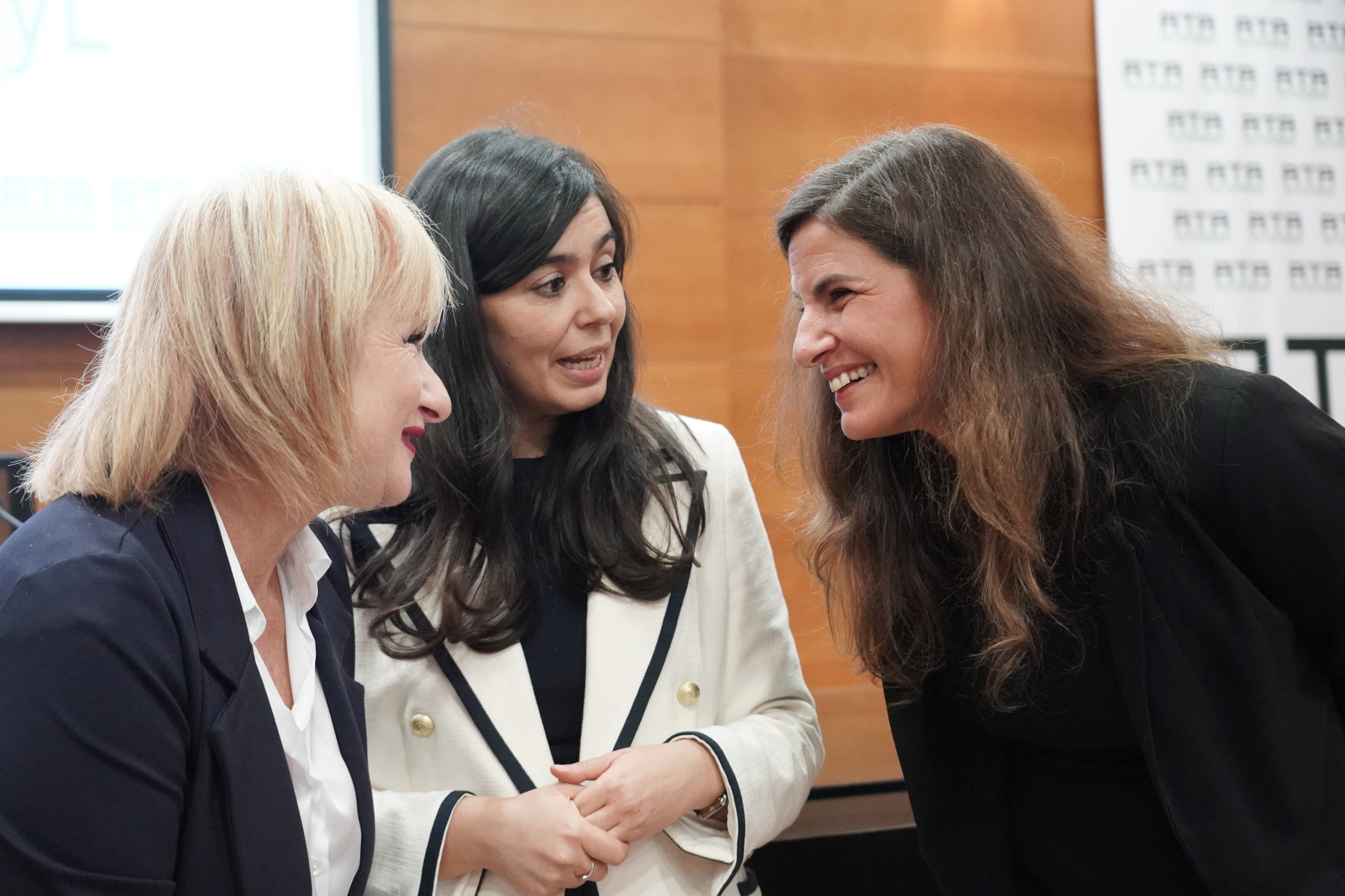 La consejera de Industria, Comercio y Empleo, Leticia García, clausura la Asamblea General de ATA Castilla y León junto a su presidenta, Leticia Mingueza