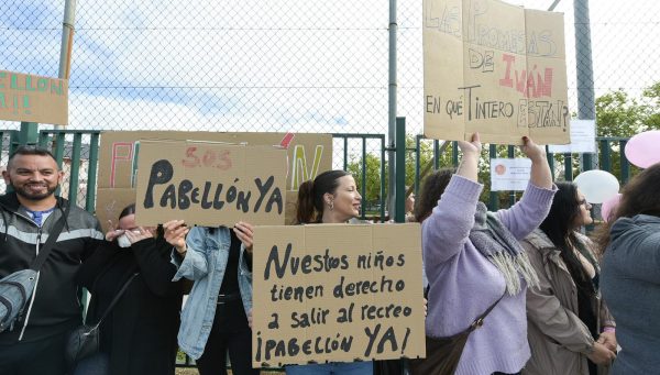 Manifestación en el colegio de Columbrianos para exigir un pabellón que se prometió hace 30 años.