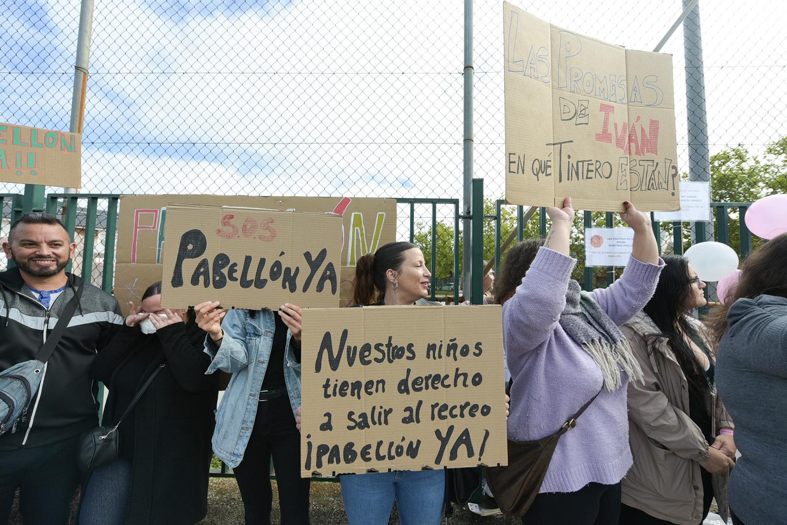 Manifestación en el colegio de Columbrianos para exigir un pabellón que se prometió hace 30 años.