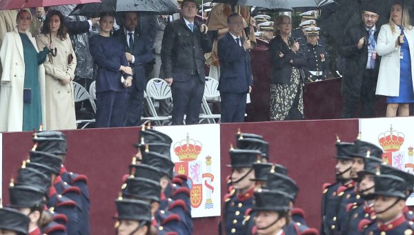 El presidente de la Junta de Castilla y León, Alfonso Fernández Mañueco, asiste al acto solemne de homenaje a la Bandera Nacional y el desfile militar con motivo del Día de la Fiesta Nacional de España