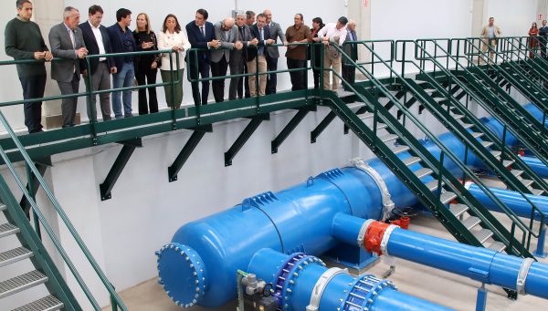 El presidente de la Junta visita la estación de bombeo de la Comunidad de Regantes Presa de la Tierra en Moral de Órbigo (León) acompañado por la Consejera de Agricultura, María González Corral, el consejero de Medioambiente, Juan Carlos Suárez Quiñones, el subdelegado del Gobierno, Héctor Alaiz y el presidente de la Comunidad de regantes, Francisco Javier Guerra