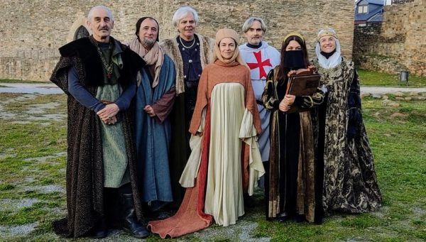 Actores de la compañía Conde Gatón caracterizados para las visitas teatralizadas al Castillo de Ponferrada