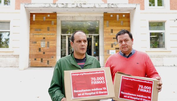 El impulsor de change.org/NecesitamosMedicos, José Miguel Abraila, junto a otros pacientes de cáncer y familiares de El Bierzo, entregan en la Consejería de Sanidad de la Junta de Castilla y León las firmas que han recogido en su petición para cubrir la falta de personal