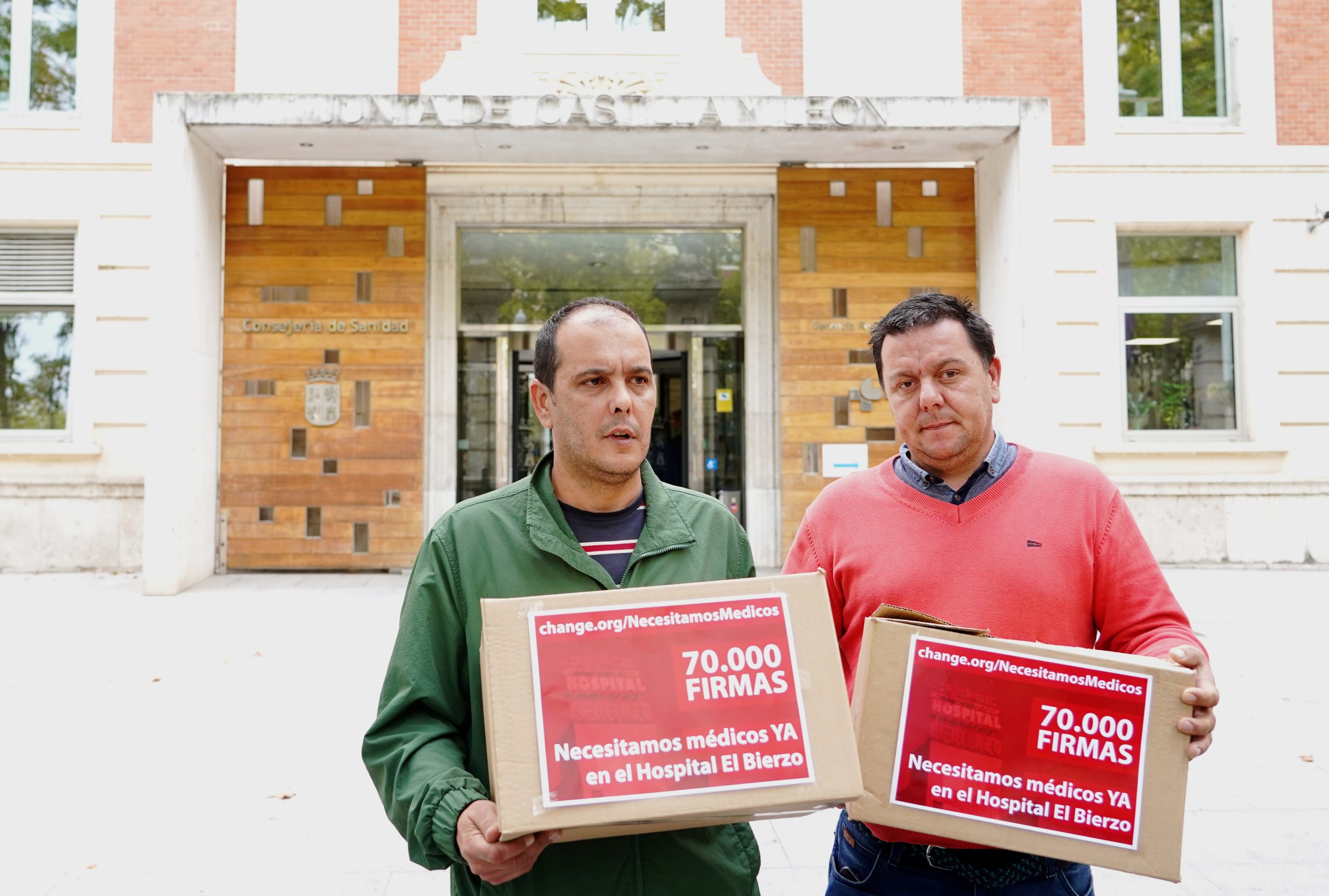 El impulsor de change.org/NecesitamosMedicos, José Miguel Abraila, junto a otros pacientes de cáncer y familiares de El Bierzo, entregan en la Consejería de Sanidad de la Junta de Castilla y León las firmas que han recogido en su petición para cubrir la falta de personal