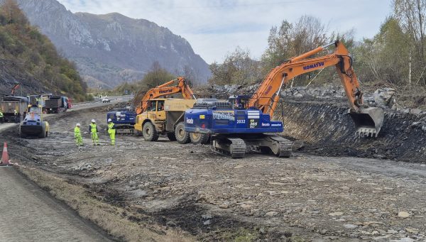 Obras de recuperación del tramo de la AP-66 afectado por un derrumbamiento de rocas