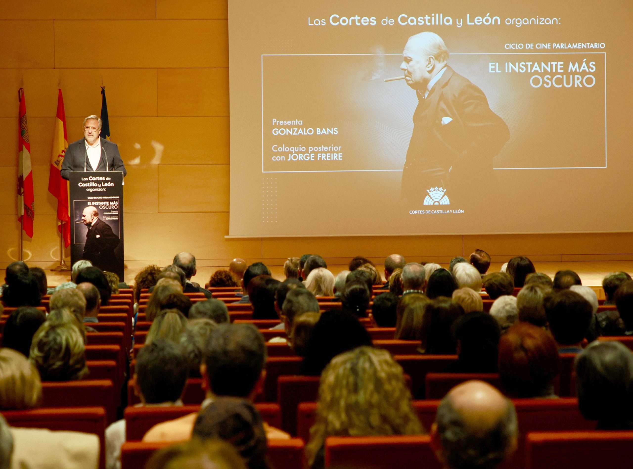 Las Cortes de Castilla y León acogen la proyección de la tercera película del ciclo de cine parlamentario, El instante más oscuro, de Joe Wright. Asiste, el presidente de las Cortes, Carlos Pollán