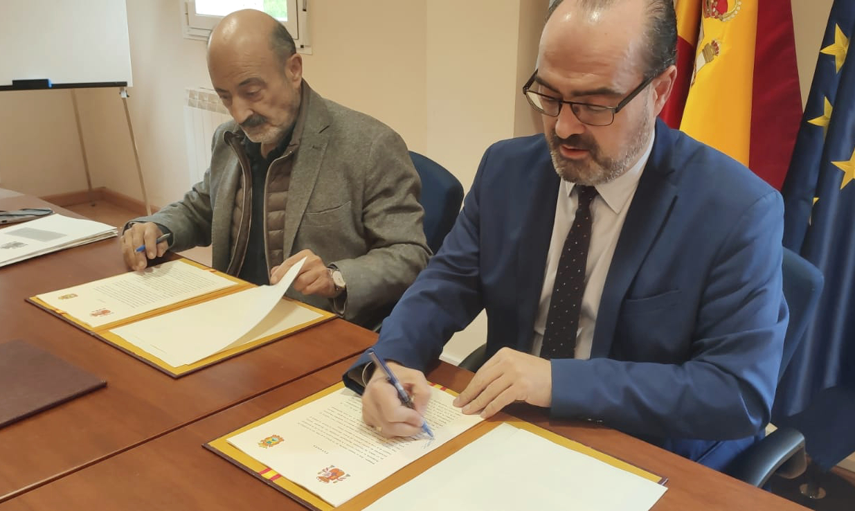 El presidente de la Confederación Miño-Sil, José Antonio Quiroga (I), junto al alcalde de Ponferrada, Marco Morala (D), durante la firma del convenio para las obras de restauración del entorno de la margen derecha del río Boeza y la segunda fase de las obras de eliminación de aguas limpias del saneamiento del Bierzo Bajo