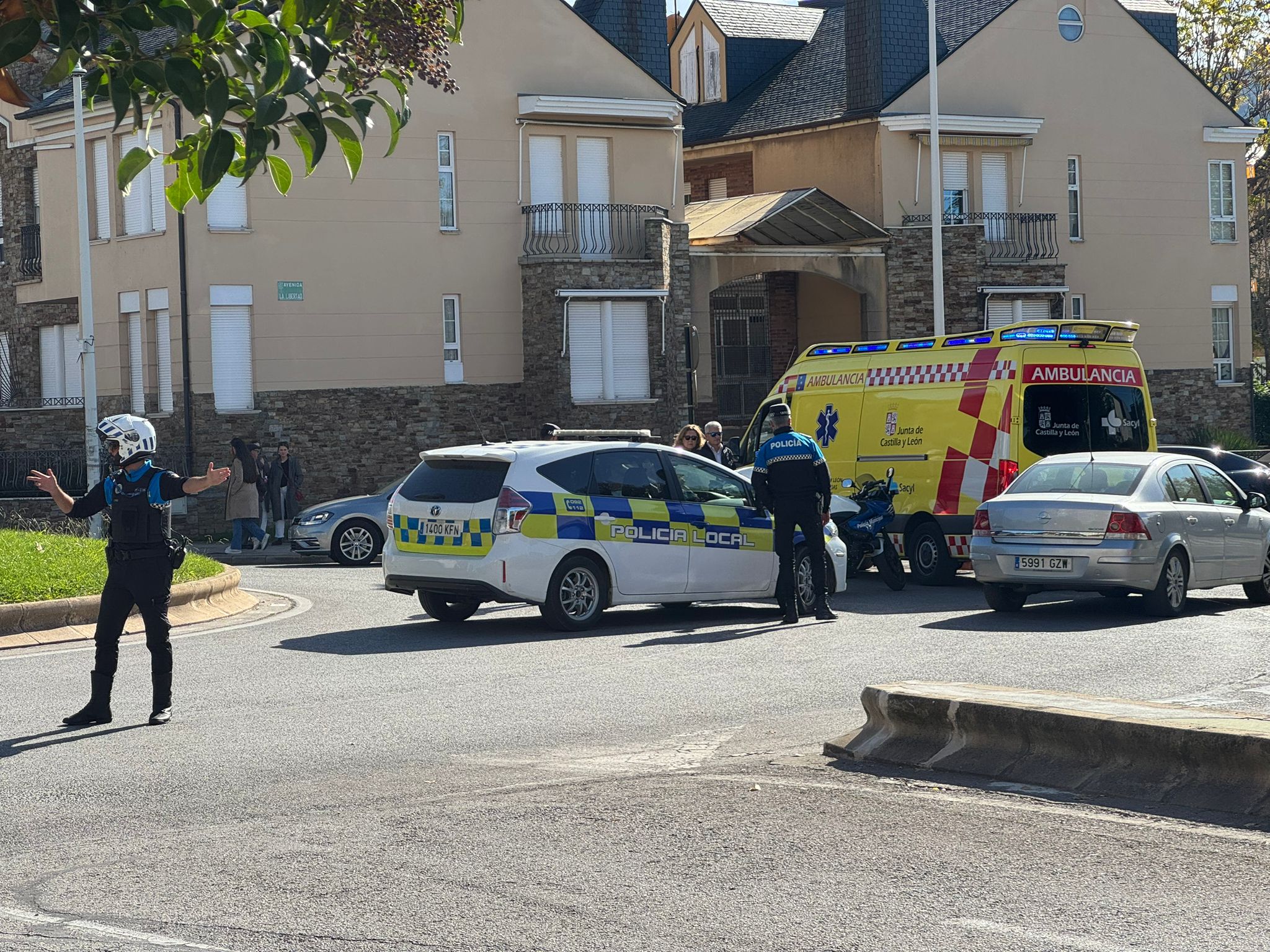 Herido un joven que conducía un patinete tras chocar con un taxi en la glorieta de la Pizarra. / EBD