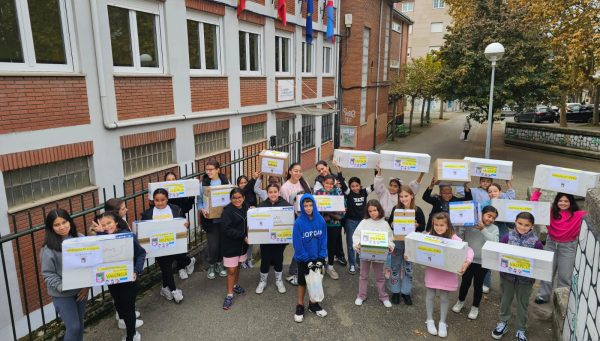 Los alumnos del colegio Navaliegos de Ponferrada donan más de 6.000 mascarillas para Valencia. EBD