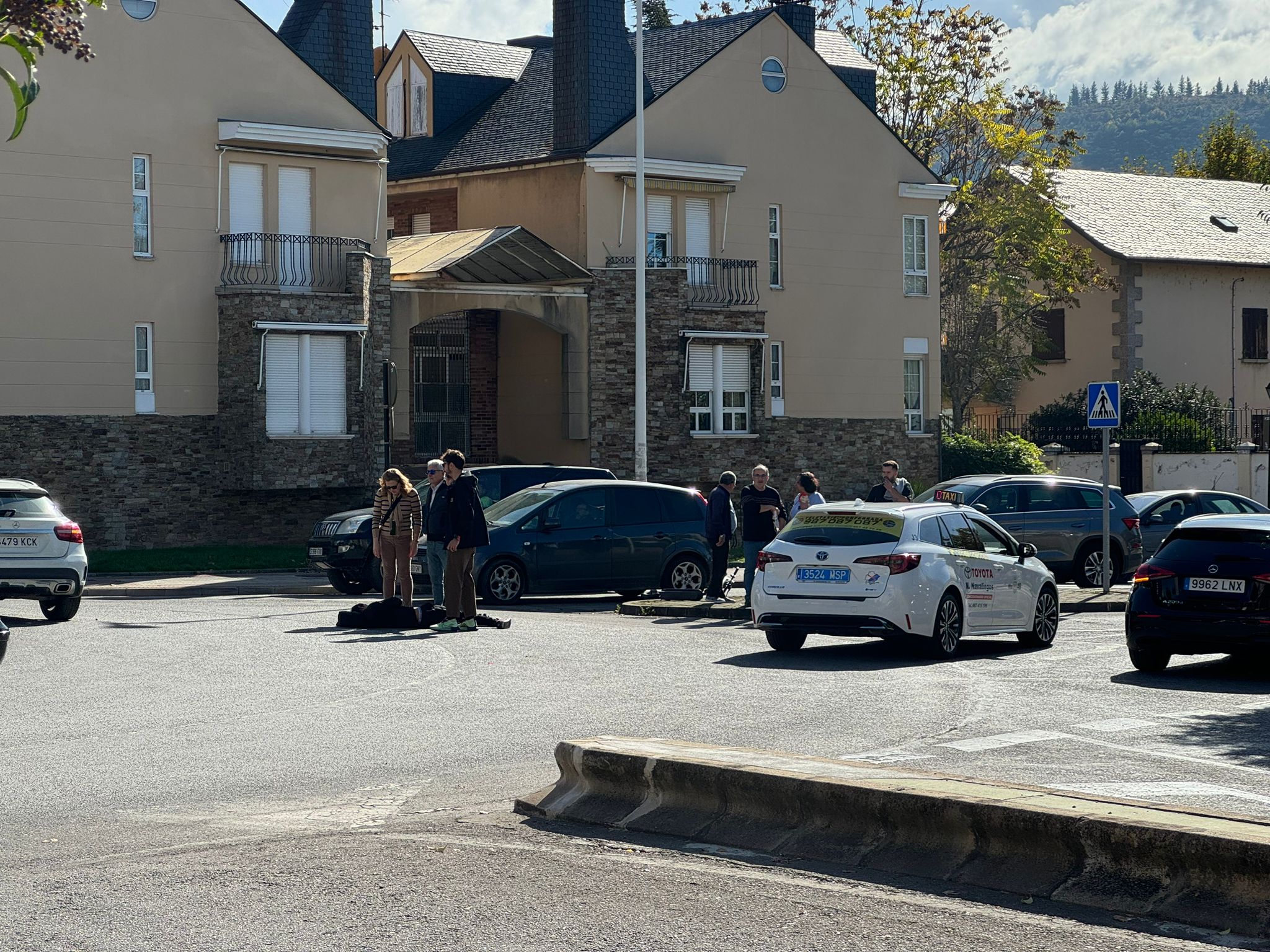 Herido un joven que conducía un patinete tras chocar con un taxi en la glorieta de la Pizarra