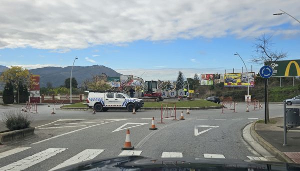 Operarios retiran al pelotón de ciclistas que daban la bienvenida a Ponferrada en el Montearenas. / EBD