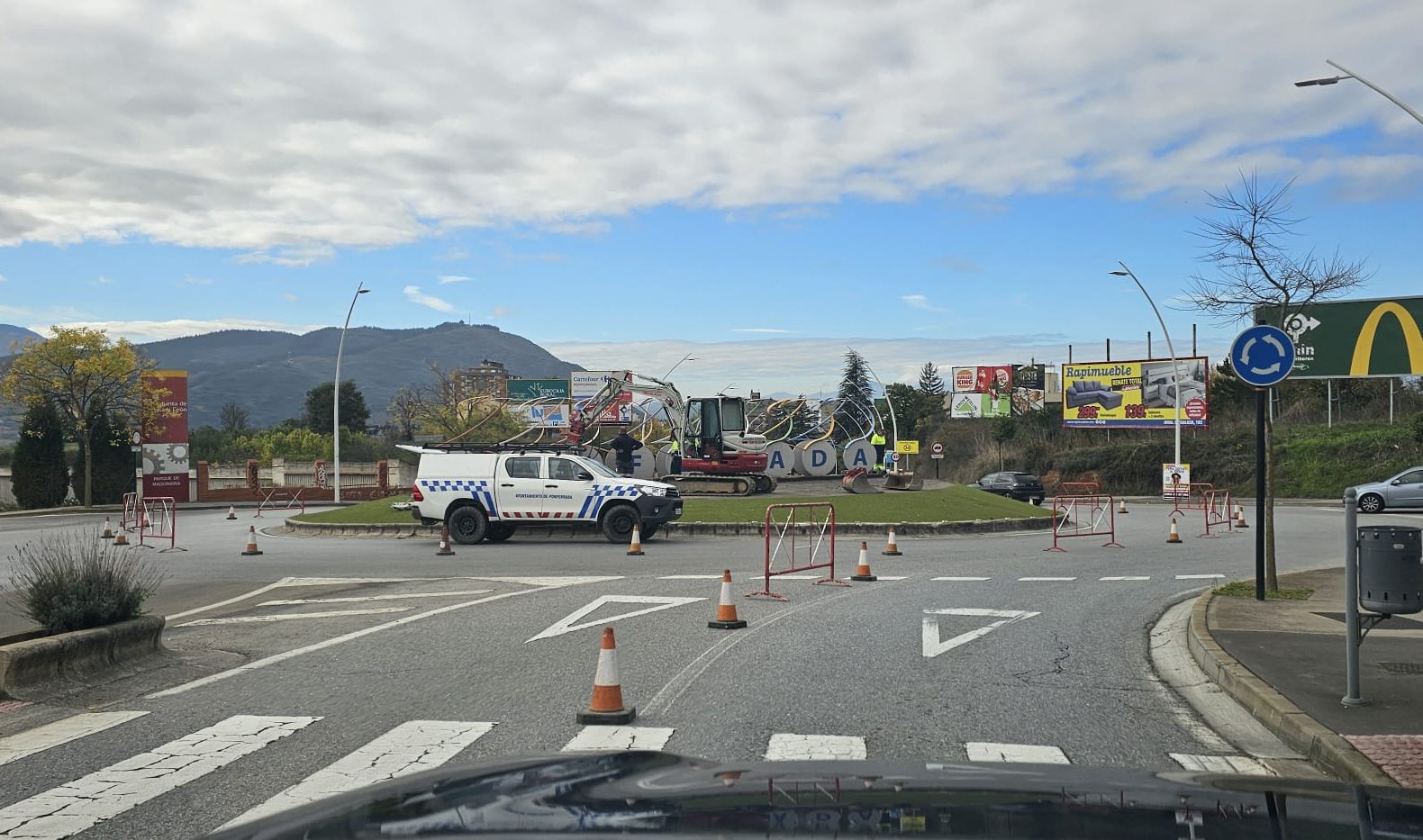 Operarios retiran al pelotón de ciclistas que daban la bienvenida a Ponferrada en el Montearenas. / EBD