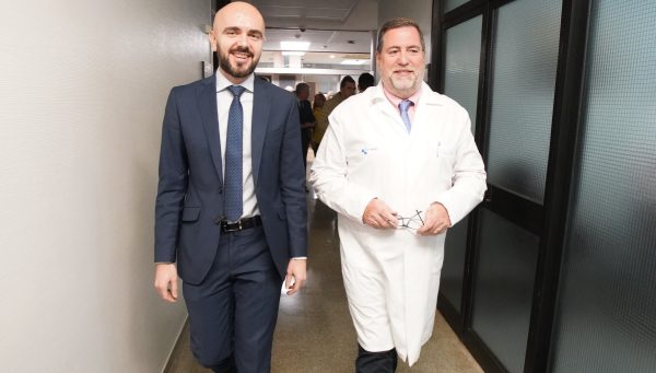 El director general de Calidad e Infraestructuras Sanitarias, Álvaro Muñoz Galindo (I), junto al gerente del Hospital del Bierzo de Ponferrada, Juan Ortiz de Saracho (D), durante la firma del acta de replanteo de las obras del nuevo servicio de rehabilitación y radioterapia del Área de Salud del Bierzo