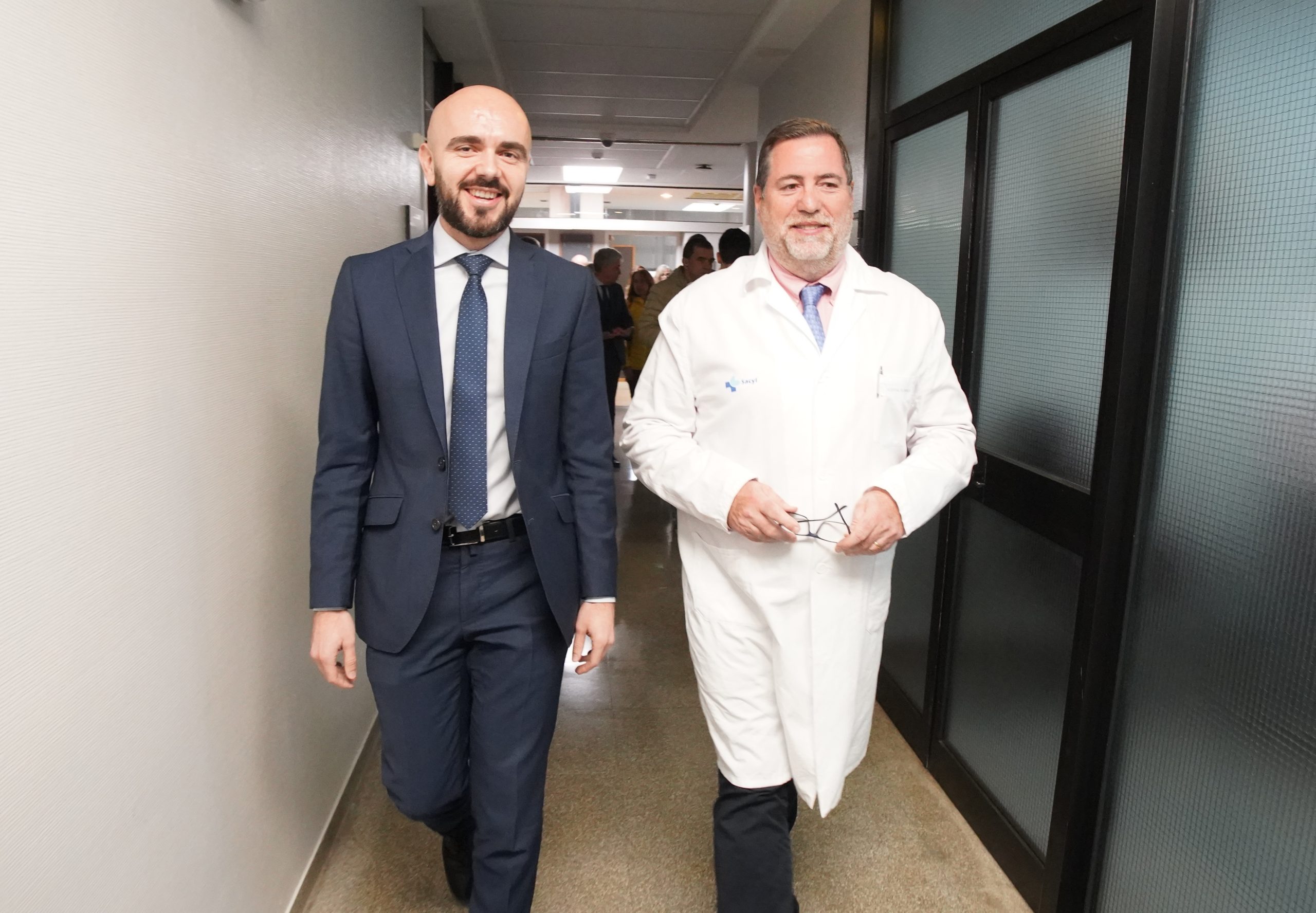 El director general de Calidad e Infraestructuras Sanitarias, Álvaro Muñoz Galindo (I), junto al gerente del Hospital del Bierzo de Ponferrada, Juan Ortiz de Saracho (D), durante la firma del acta de replanteo de las obras del nuevo servicio de rehabilitación y radioterapia del Área de Salud del Bierzo