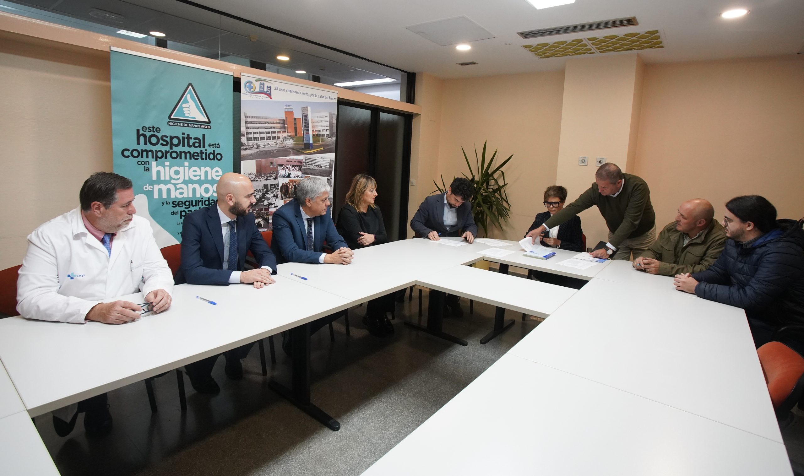 El director general de Calidad e Infraestructuras Sanitarias, Álvaro Muñoz Galindo (I), junto al gerente del Hospital del Bierzo de Ponferrada, Juan Ortiz de Saracho (D), durante la firma del acta de replanteo de las obras del nuevo servicio de rehabilitación y radioterapia del Área de Salud del Bierzo