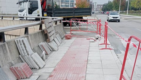 Trabajos en las aceras del bulevar de La Rosaleda