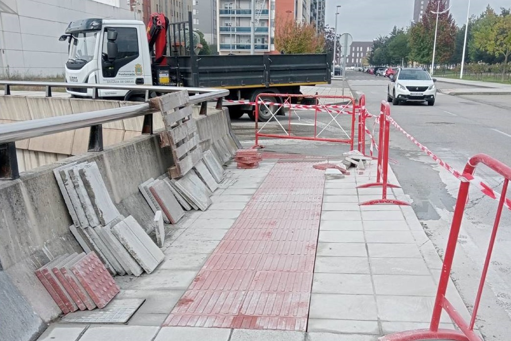 Trabajos en las aceras del bulevar de La Rosaleda