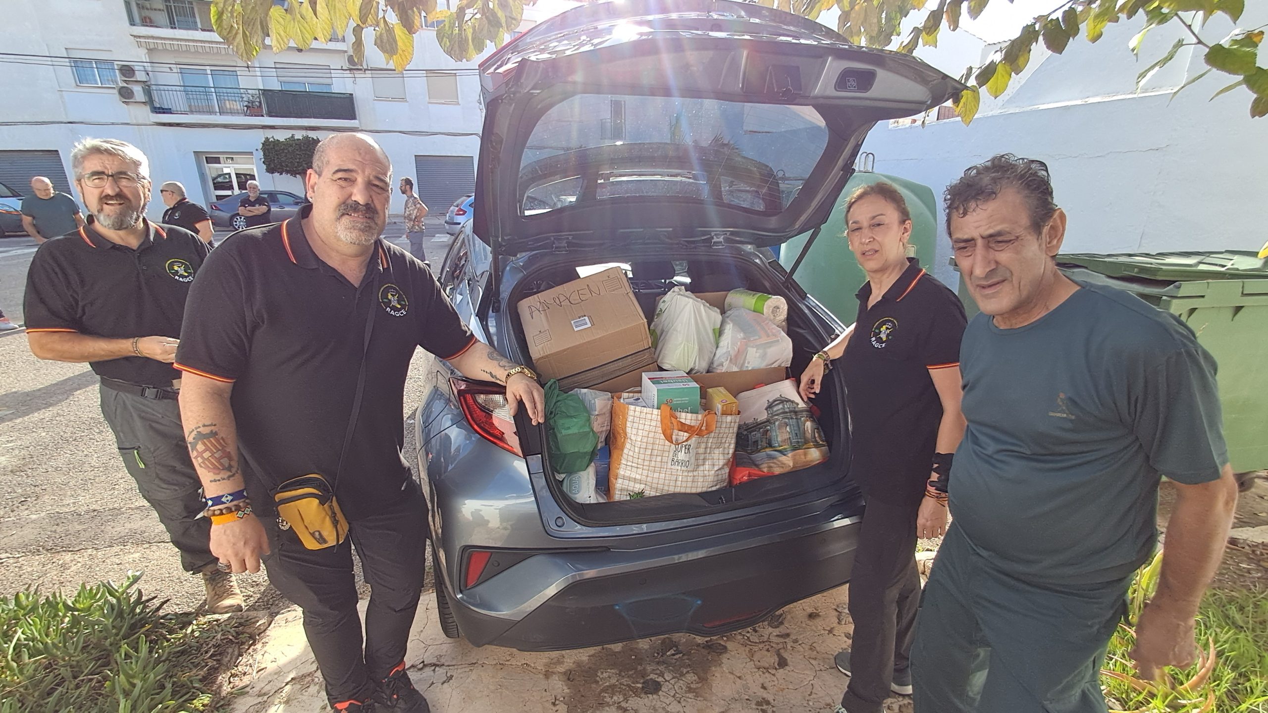 Miembros de la Asociación de Retirados Asociados de la Guardia Civil de España (RAGCE), junto a algunos familiares, se desplazaron a las localidades más afectadas por la DANA. / EBD