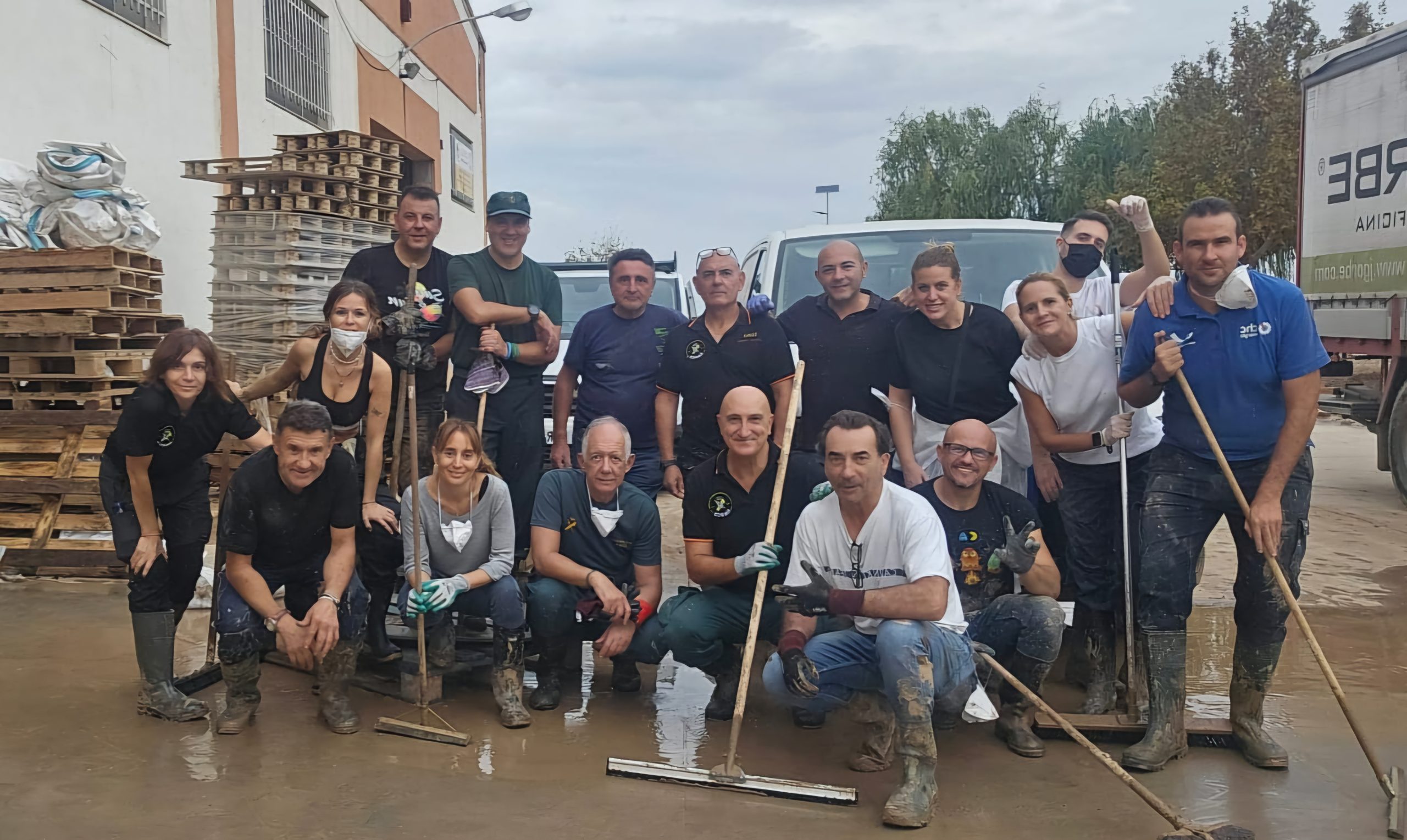 Miembros de la Asociación de Retirados Asociados de la Guardia Civil de España (RAGCE), junto a algunos familiares, se desplazaron a las localidades más afectadas por la DANA