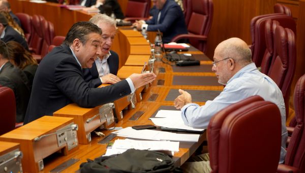 Luis Mariano Santos (UPL), Francisco Igea y Ángel Ceña (Soria Ya), durante el pleno de las Cortes de Castilla y León