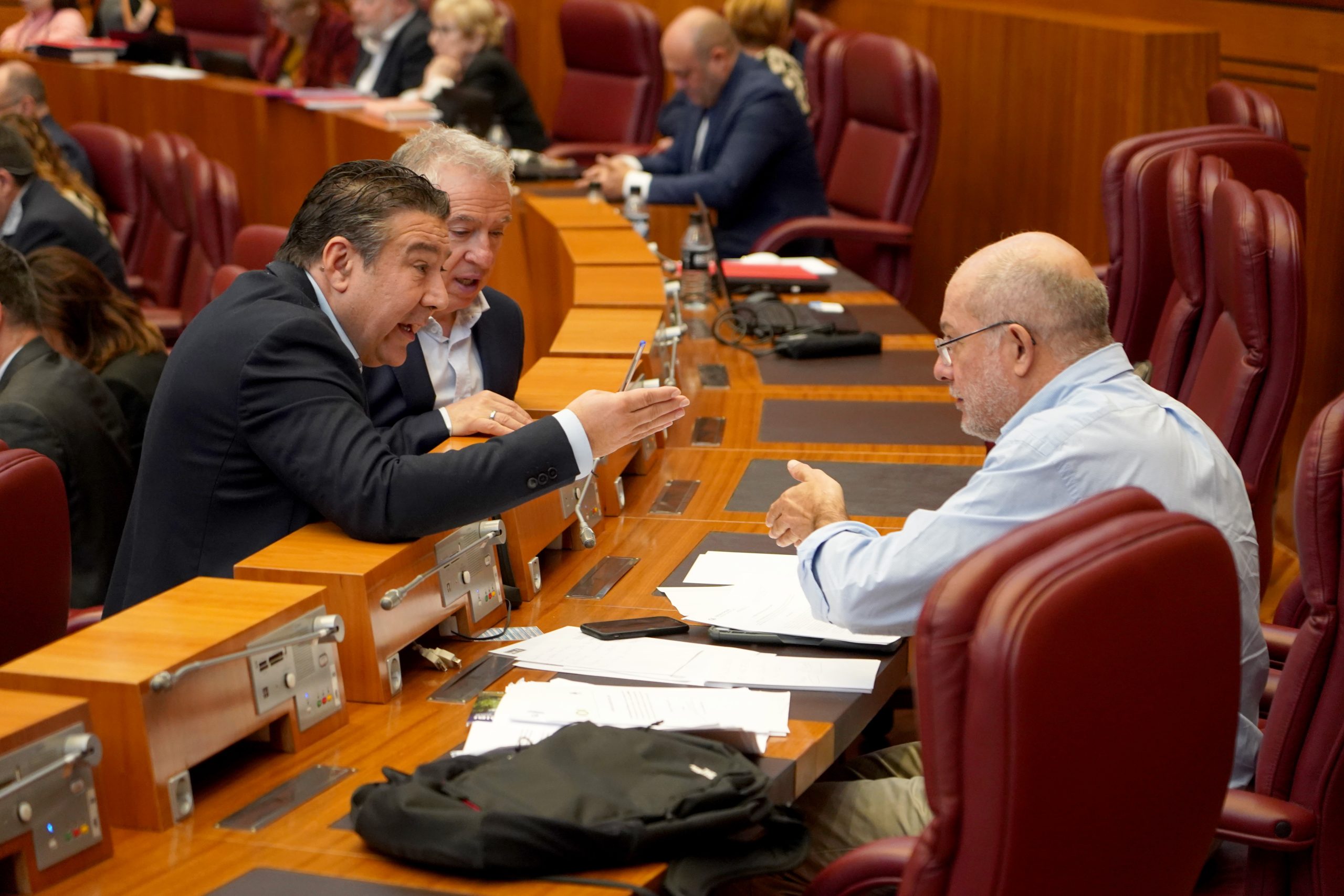 Luis Mariano Santos (UPL), Francisco Igea y Ángel Ceña (Soria Ya), durante el pleno de las Cortes de Castilla y León