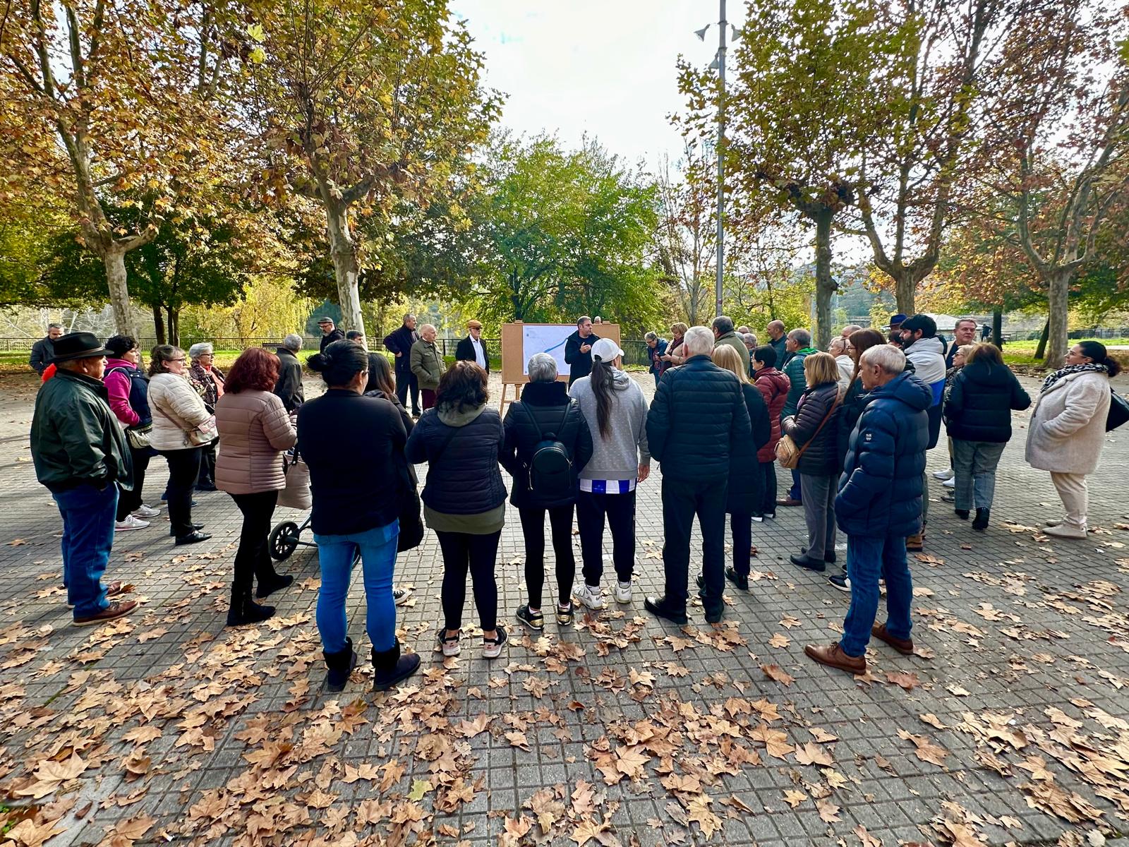 Iván Alonso presenta sus proyectos a los vecinos de las calles Hermanos Pinzón y Don Pelayo