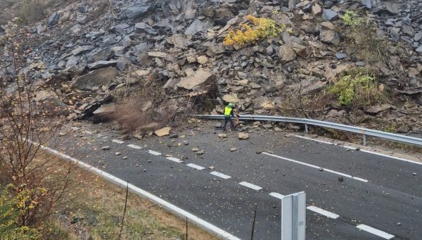 Un desprendimiento de rocas corta la AP-66 en la zona de Lena (Asturias) y obliga a establecer desvíos por la N-630