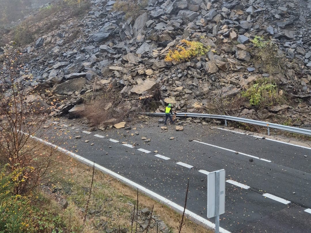 Un desprendimiento de rocas corta la AP-66 en la zona de Lena (Asturias) y obliga a establecer desvíos por la N-630