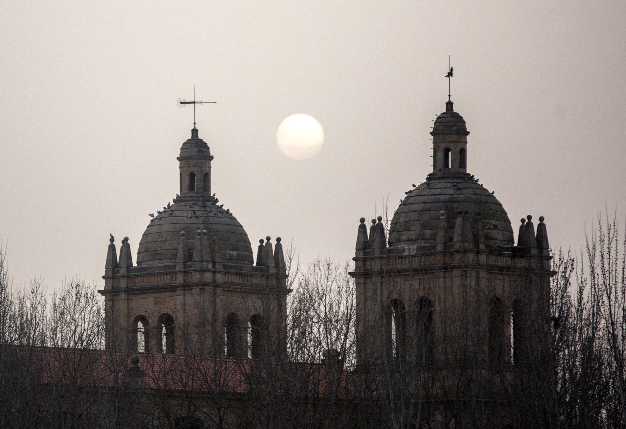 Imagen de archivo de un atardecer velado por el polvo africano en Salamanca