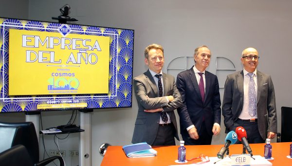 El presidente de la FELE, Juan María Vallejo (C) presenta el galardón del Día de la Empresa 2024