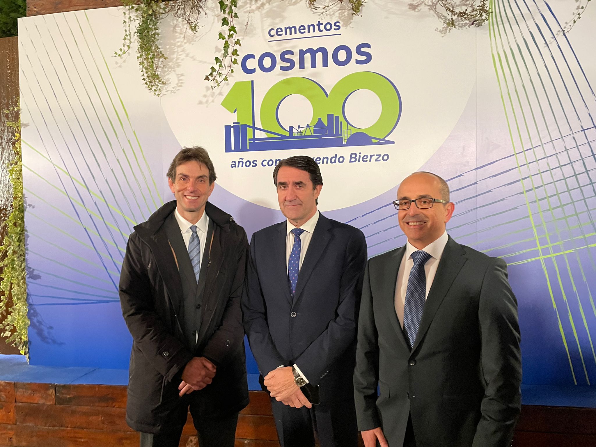 Alan Svaiter, Juan Carlos Suárez-Quiñones y Jaime Santoalla, en el centenario de Cementos Cosmos